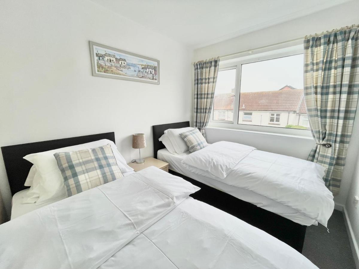 Cae Glas Apartments Holyhead Esterno foto