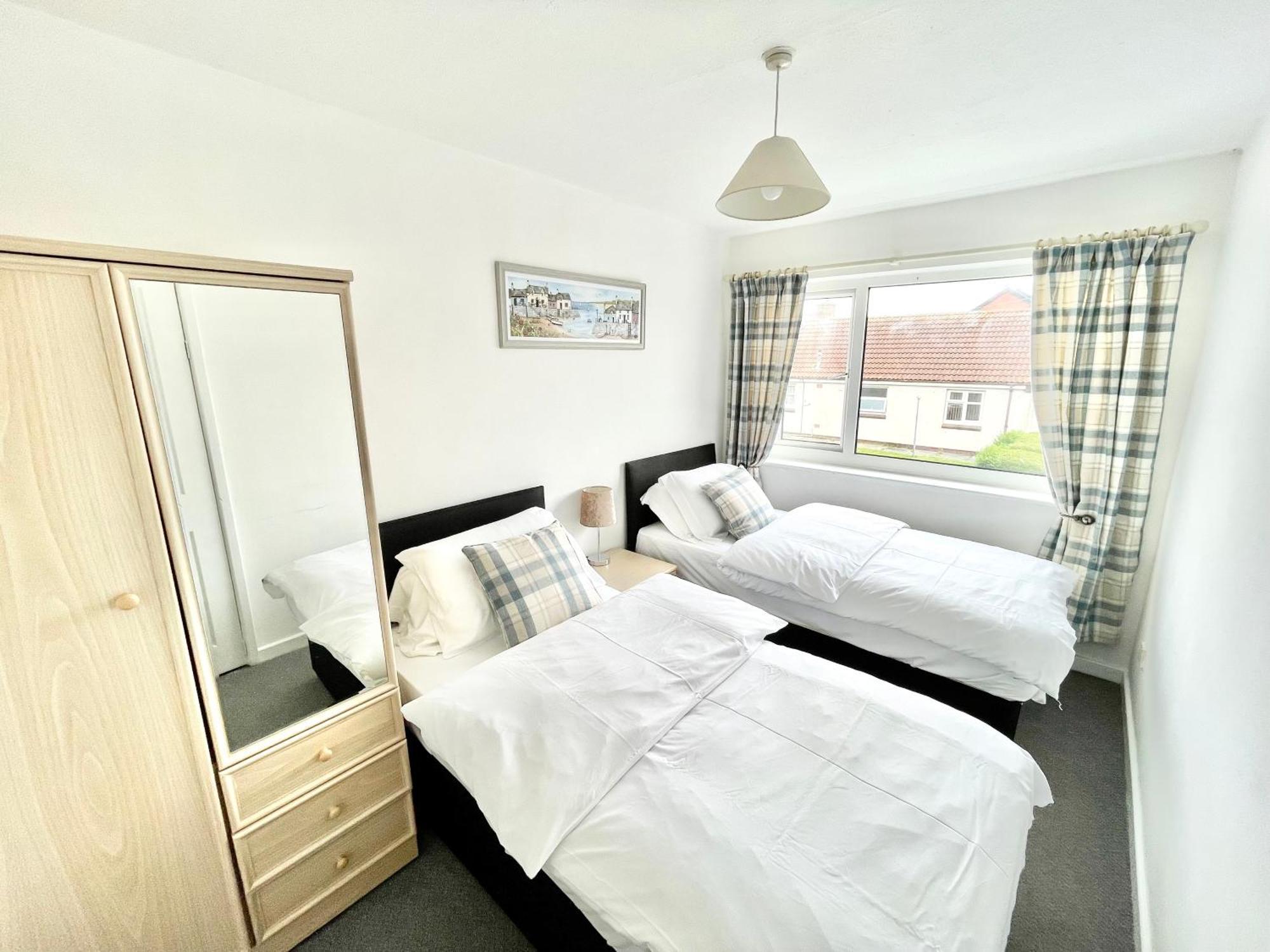 Cae Glas Apartments Holyhead Esterno foto